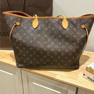 Louis Vuitton Neverfull GM in Monogram Canvas